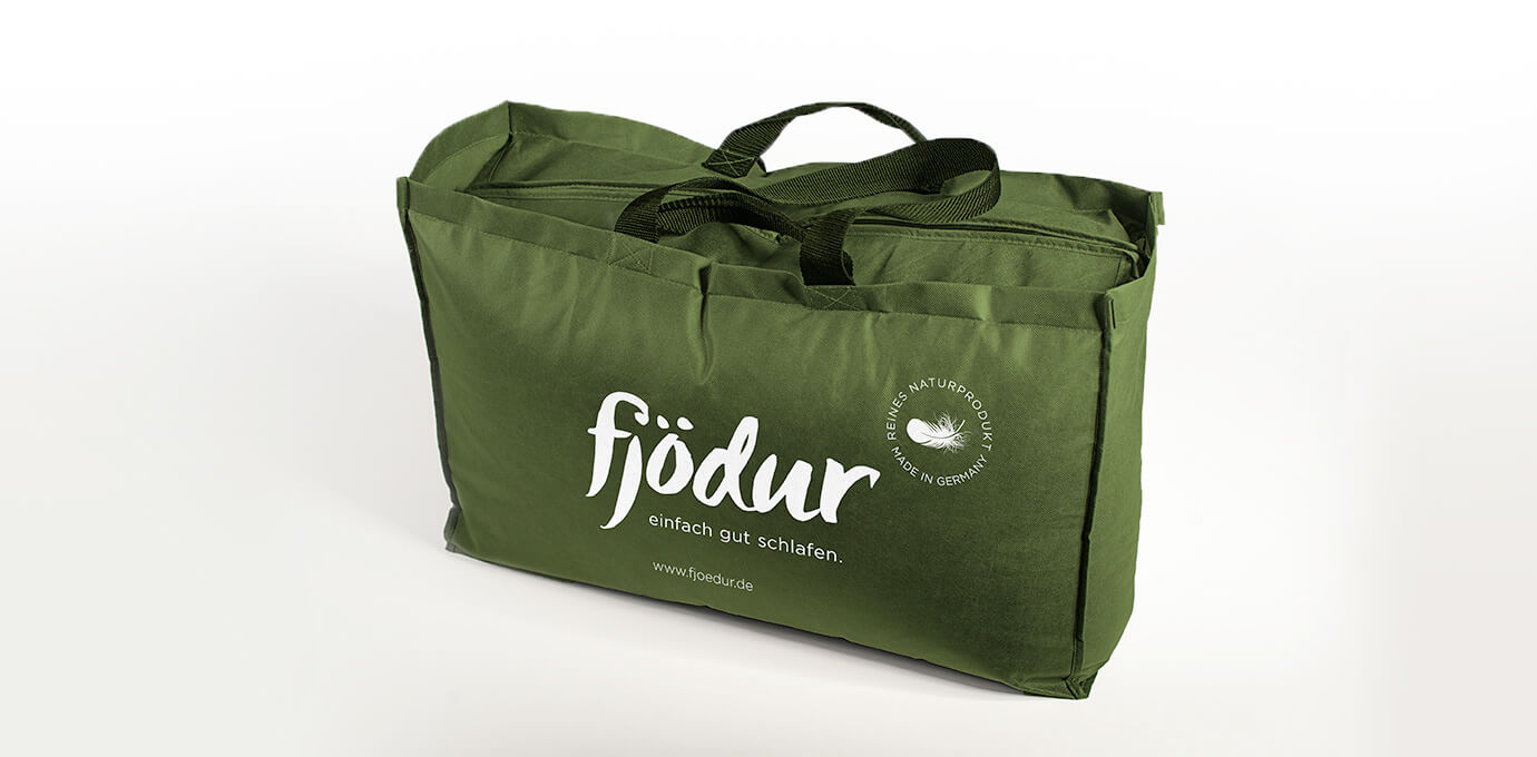 Trägertasche für Bettdecken von fjödur im Corporate Design von georg design