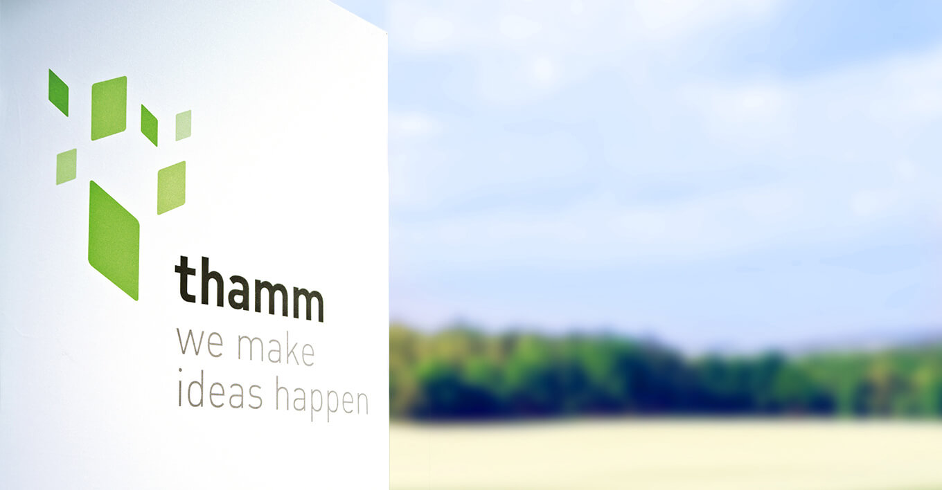 Das neue Logo der Thamm GmbH auf einer Stele